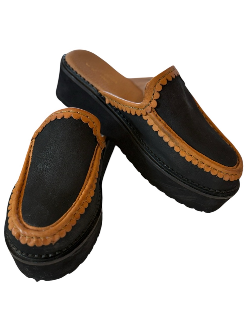 Sz 8 Seychelles Black and Tan Scalloped Leather Mule Clogs
